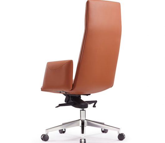 Cadeira executiva de couro com encosto alto