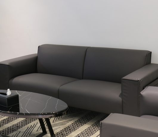Черный кожаный офисный диван