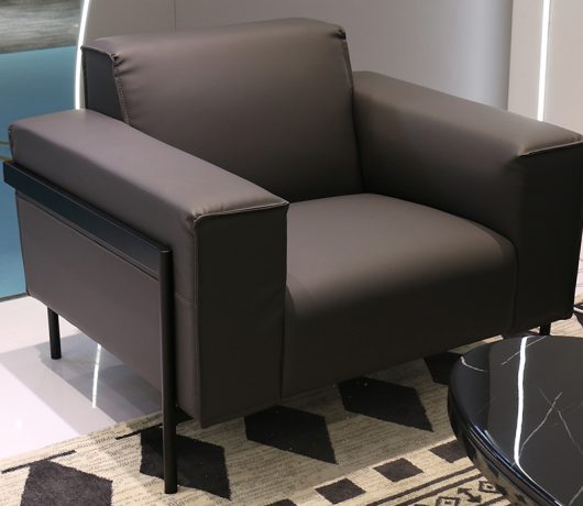 Черный кожаный офисный диван