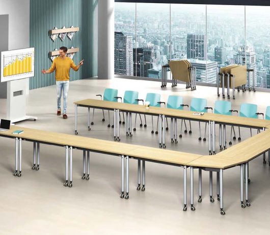 Mesas e cadeiras de sala de aula
