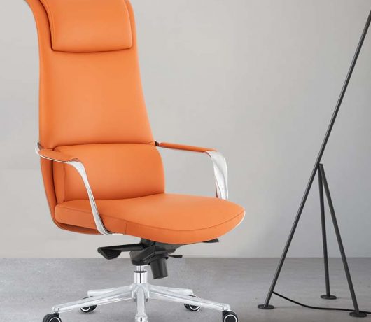 Кожаное офисное кресло с высокой спинкой