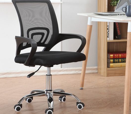 Стильный сетчатый офисный стул