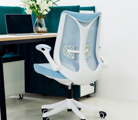 Эргономичный офисный стул из ткани