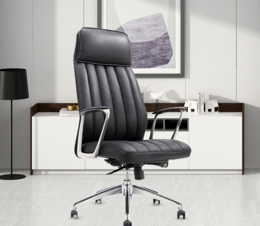 Cadeira executiva de couro preto