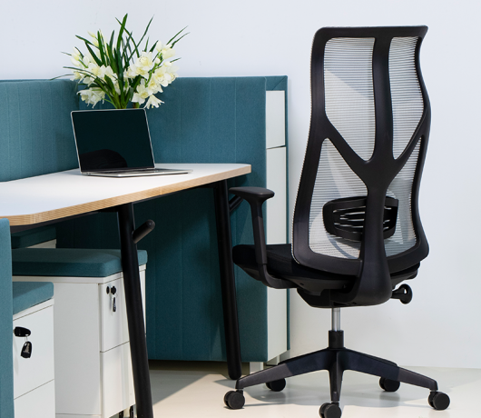 Silla de oficina con respaldo de malla ergonómica