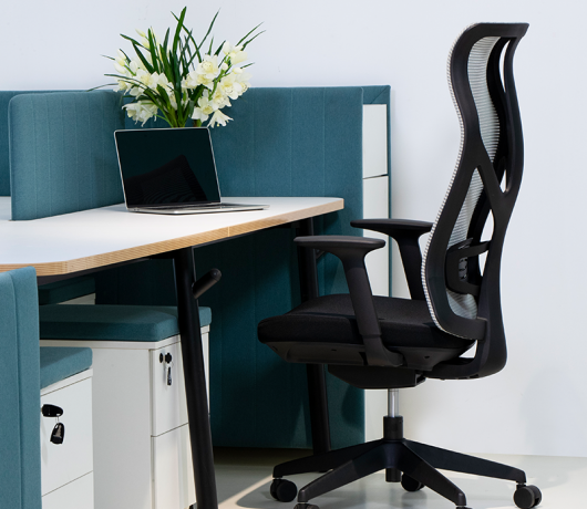 Silla de oficina con respaldo de malla ergonómica