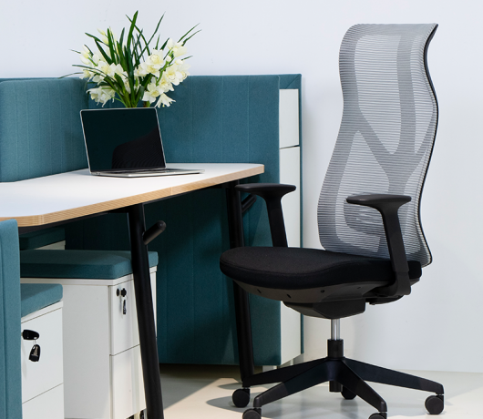 Silla de oficina con respaldo de malla ergonómica