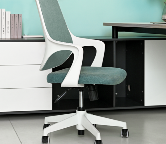 Cadeira de escritório ergonômica com encosto em tela