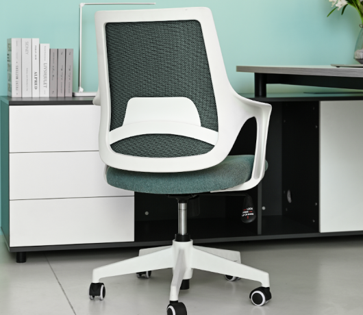 Cadeira de escritório ergonômica com encosto em tela