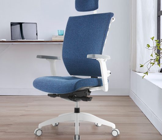 Elegante silla de oficina con respaldo alto