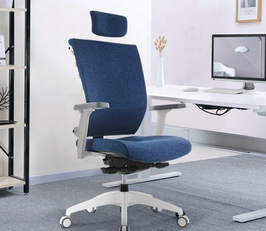 Cadeira de escritório elegante com encosto alto