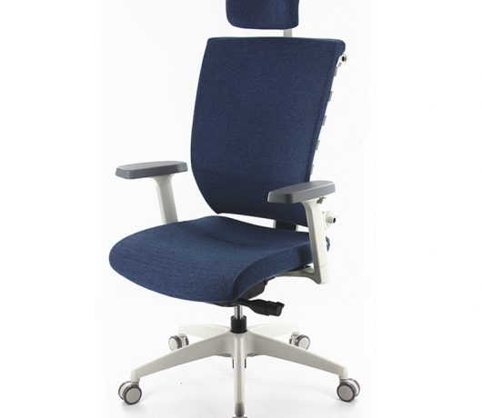 Elegante silla de oficina con respaldo alto