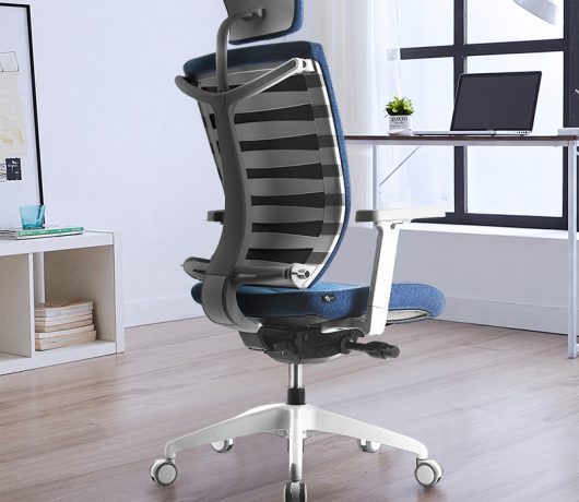 Cadeira de escritório elegante com encosto alto