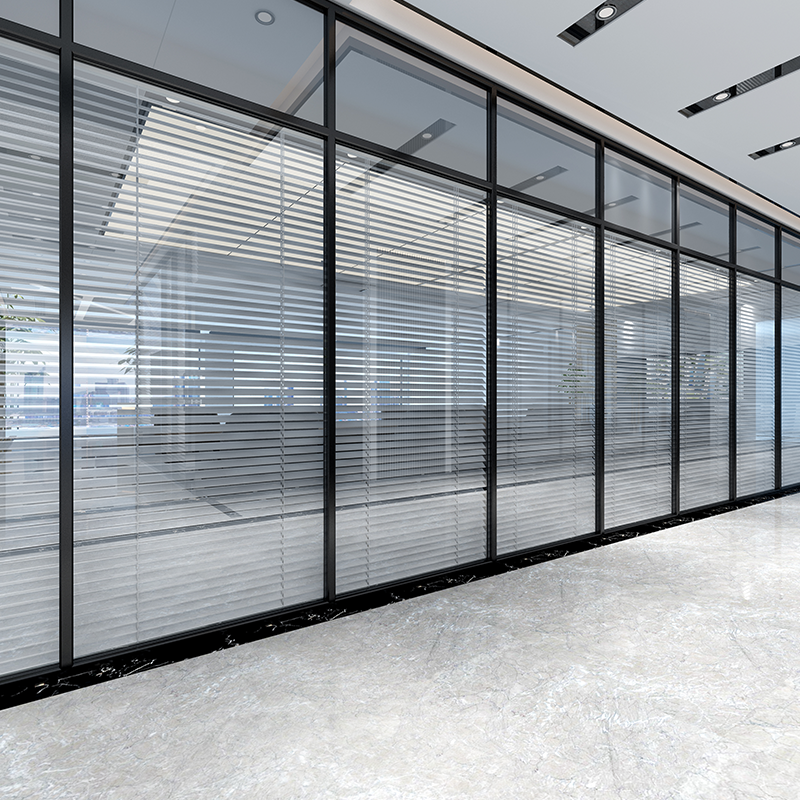 Hohe Bürotrennwand aus Glas