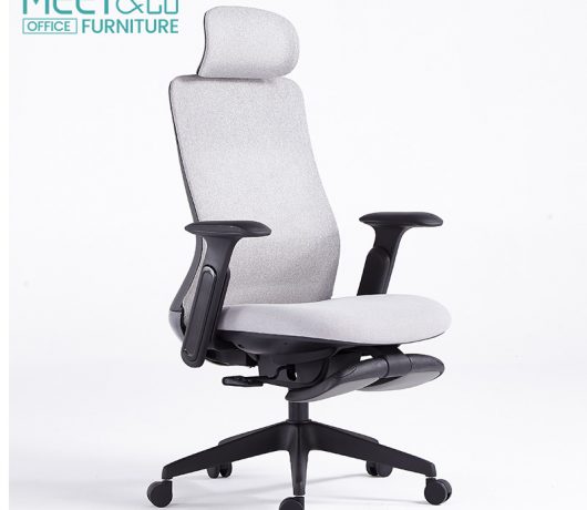 Эргономичное офисное кресло с высокой спинкой